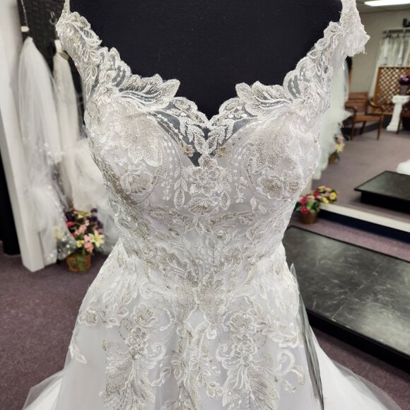 Regina Bianca RB1512 Size 8 White Lace/Tulle Ballgown Bridal/Wedding Dress - Picture 2 of 10